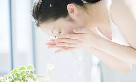 被粉刺、黑頭、毛孔、角質(zhì)糾纏？千萬別忽視深層清潔