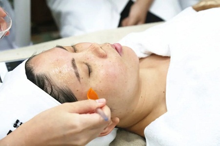 VN奶滑煥膚和VC美白該如何選才能精準美白？